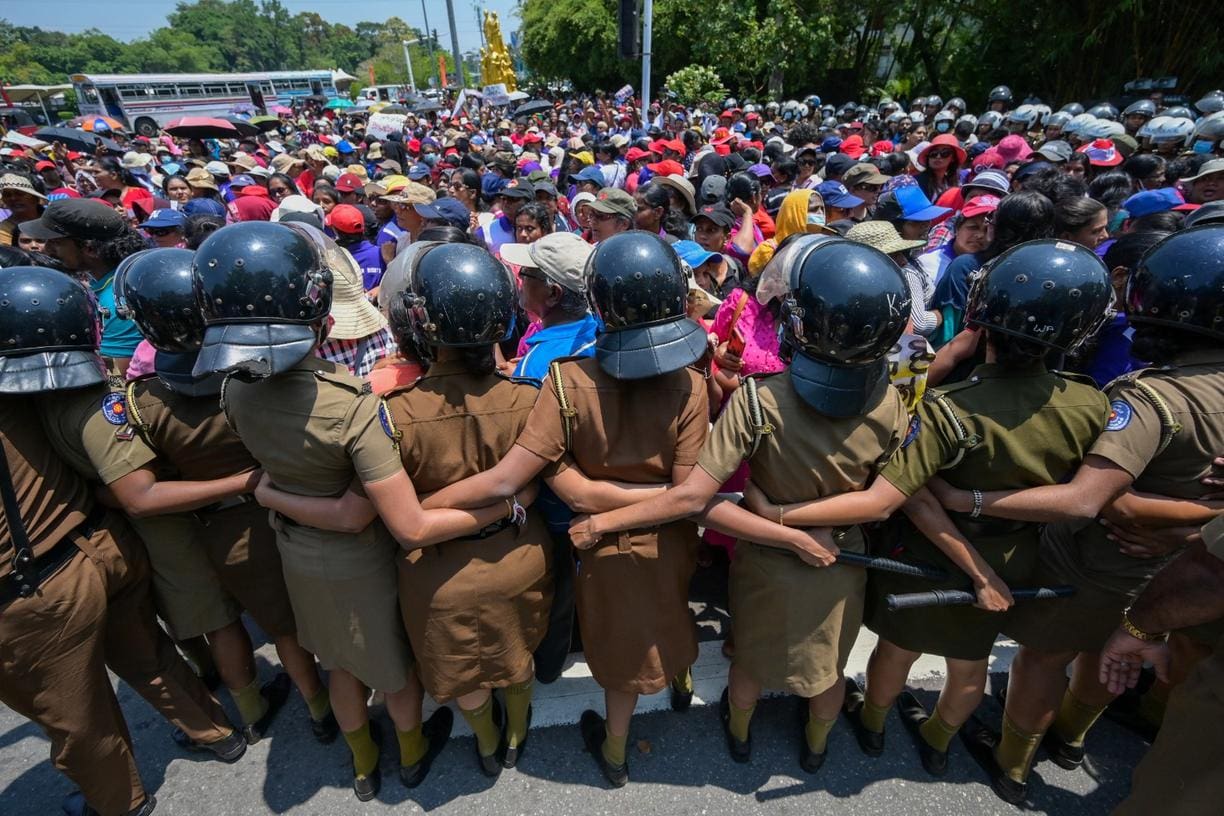 Policial monta guarda enquanto manifestantes antigovernamentais participam de protesto organizado pelo grupo 