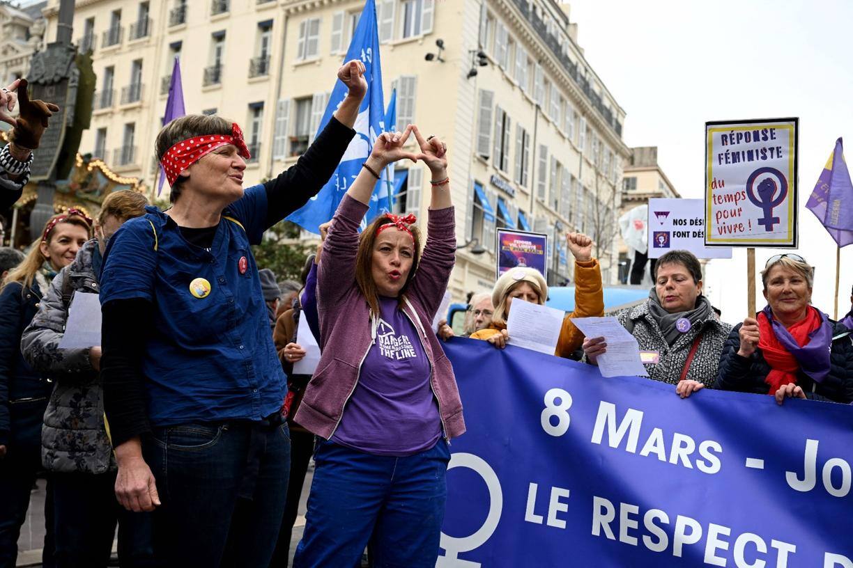 Mulheres participam de manifestação contra a proposta de reforma das pensões no Dia Internacional da Mulher em Marselha, em 8 de março de 2023.