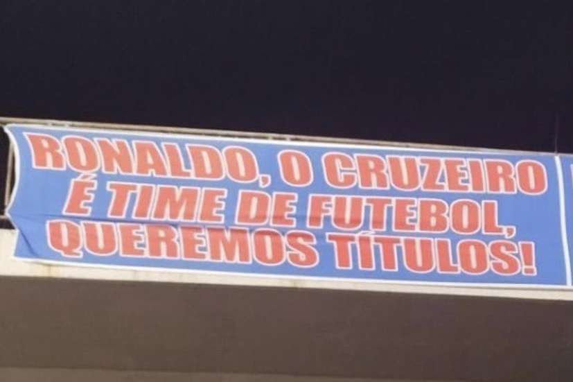 Cruzeiro: faixas de protesto contra Ronaldo são espalhadas por BH; veja imagens