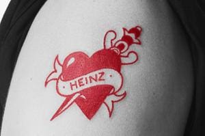 Heinz cria sua própria tinta de tatuagem da cor do ketchup