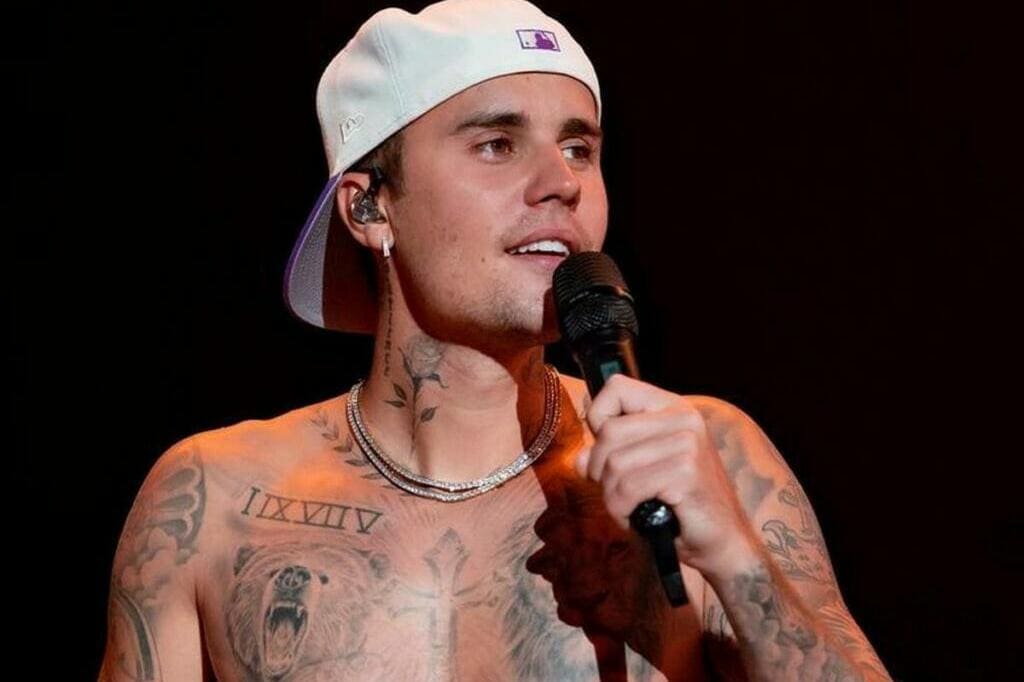 Justin Bieber’s father makes a homophobic post and is attacked by the singer’s fans.