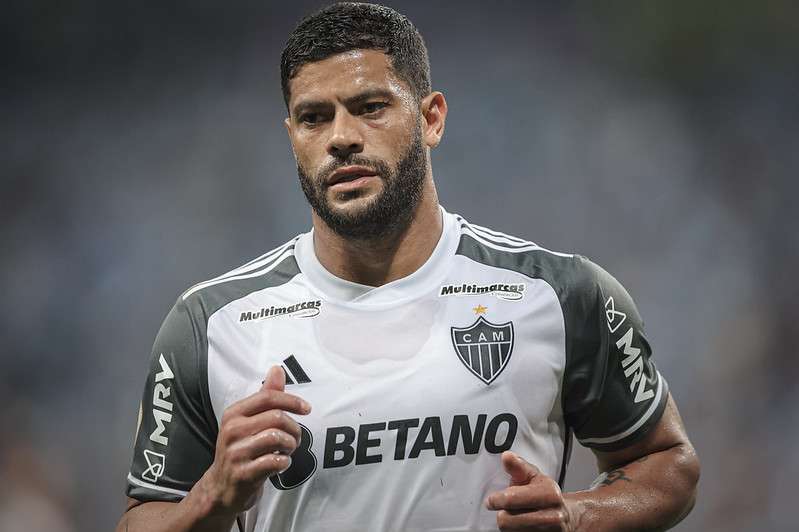 “I’ve never seen an elbow give a clause before,” Hulk says of a disallowed goal against Grêmio.