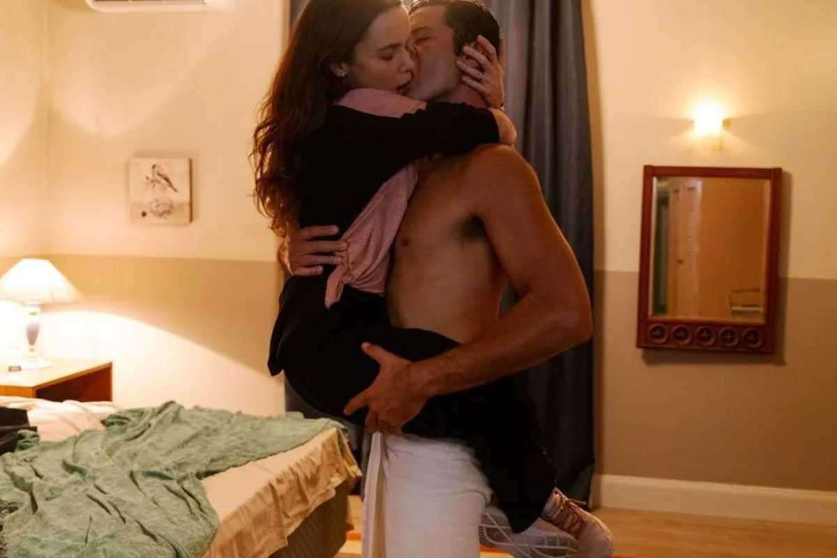 Caiu! Leandro Lima conta momento inusitado em cena de beijo com Débora Falabella