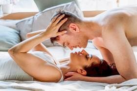 Masturbação mútua pode ser o segredo para maior satisfação do casal na cama