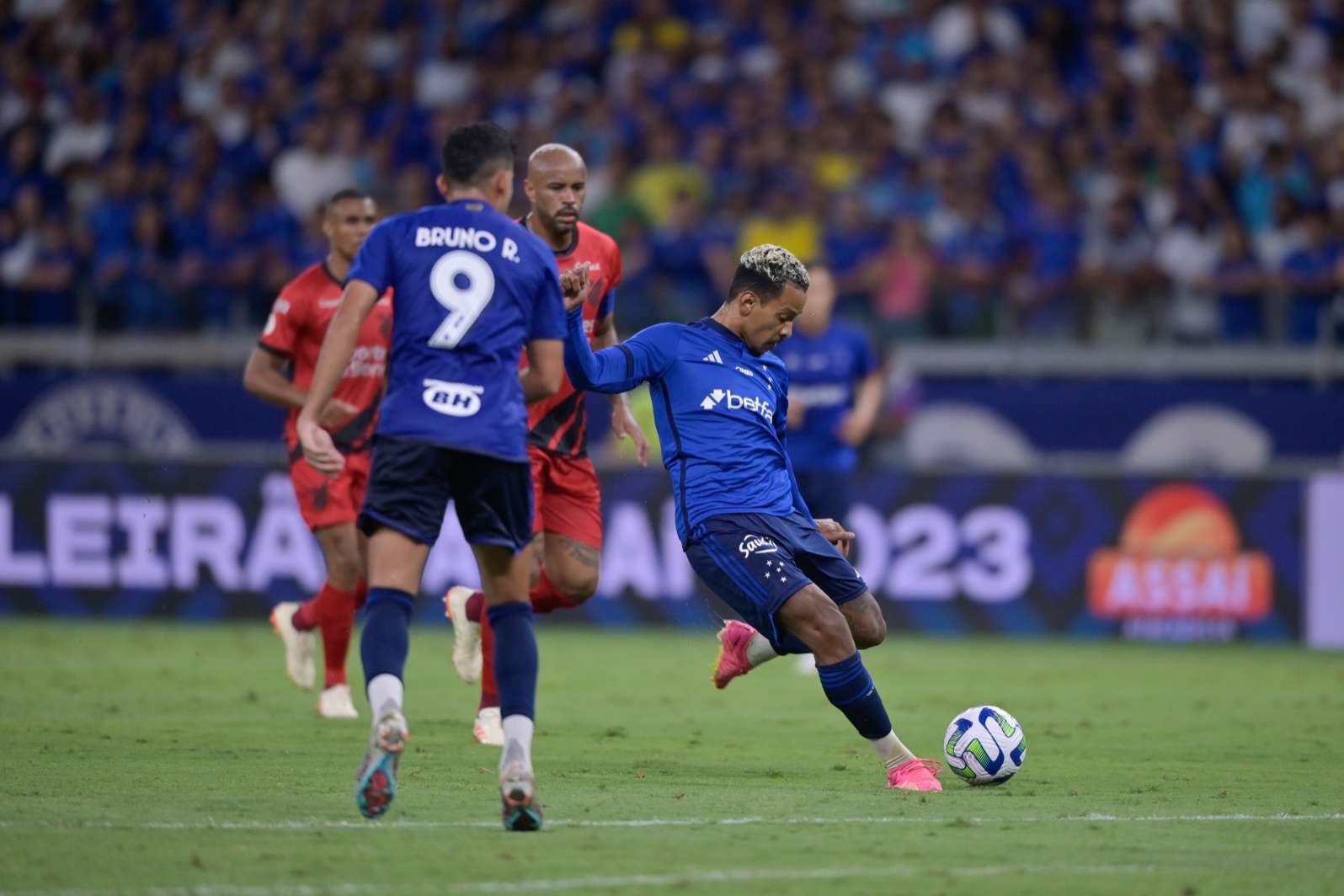 Cruzeiro sofre, mas arranca empate com Furacão e segue na luta contra a degola