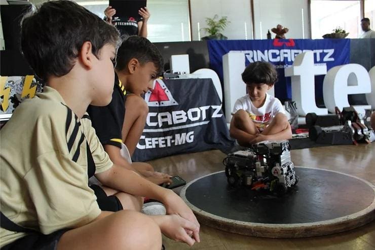 Batalha de robôs traz diversão à crianças e jovens no BH-TEC; veja