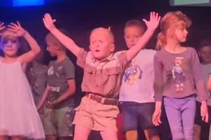 Vídeo: Dança de menino de 7 anos em apresentação de fim de ano viraliza