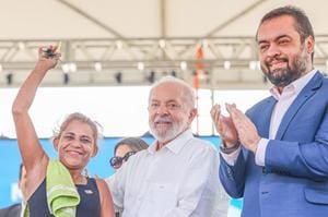 Vaiado em palco com Lula, governador do Rio faz aceno ao petista