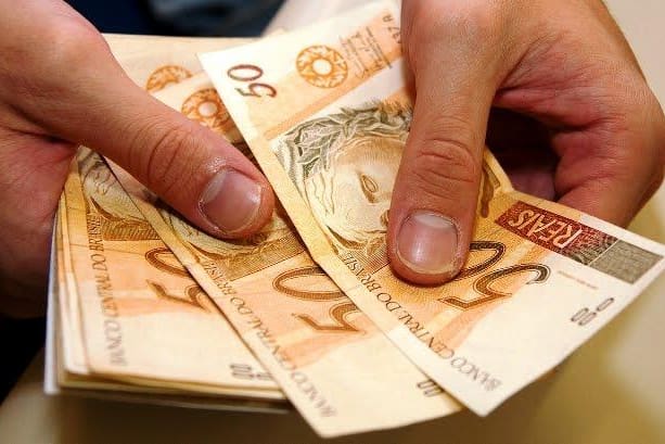 O novo valor do salário mínimo de R$ 1.412 começou a ser pago neste mês de fevereiro - Foto: Agência Brasil / Reprodução
