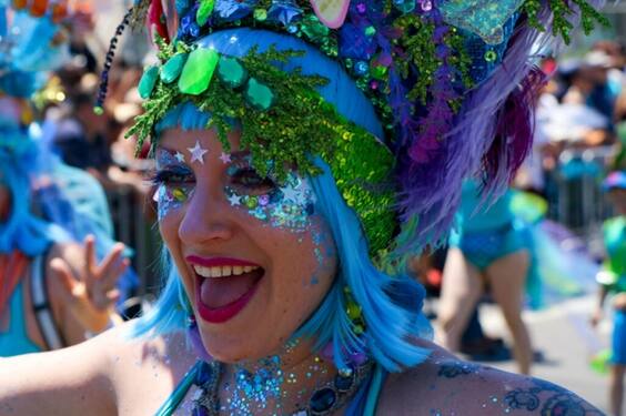 Mulher com cabelo azul fantasiada para o carnaval