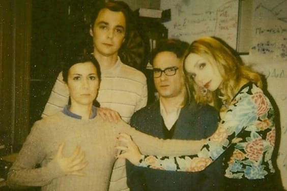 Gilda (à esquerda) no piloto de The Big Bang Theory