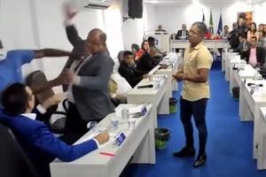 Vídeo: Vereadores trocam tapas e socos durante sessão transmitida ao vivo