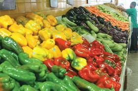Chuva inflaciona frutas e verduras em BH e consumidor paga mais caro no sacolão