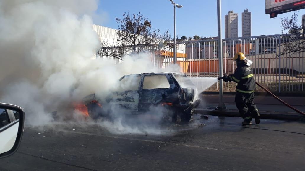 Veículo entrou em combustão na avenida Tereza Cristina, mas ninguém ficou ferido