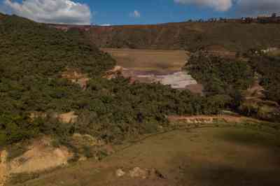 Imagem de uma das barragens da Mineração Morro do Ipê, que está seca e não recebe mais rejeitos de minério