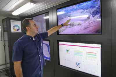 Diretor de Sustentabilidade da Mineração Morro do Ipê, Cristiano Parreiras, mostra telas da central de monitoramento geotécnico da empresa