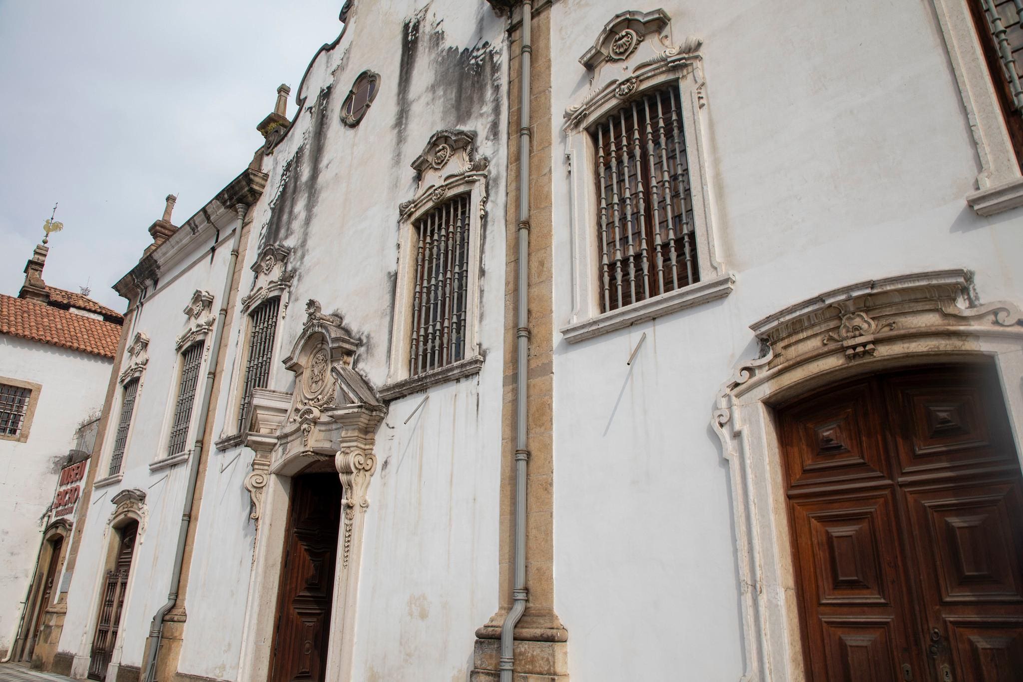 A fachada simples da igreja de São Francisco da Penitência esconde a riqueza interior