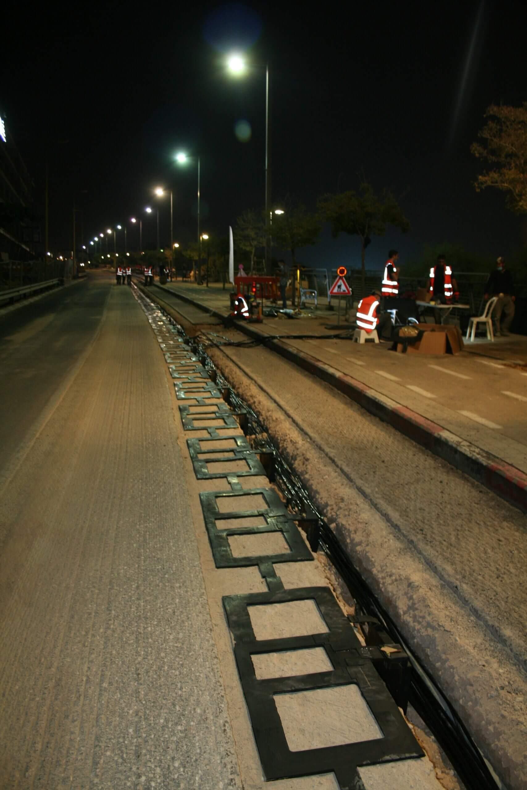 Placas de cobre instaladas por debaixo do asfalto transmitem a energia por indução às baterias dos carros elétricos