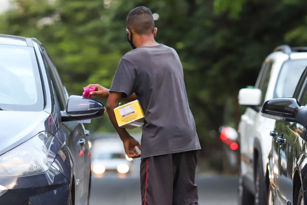 Um adolescente trabalhando nas ruas de Belo Horizonte (MG)