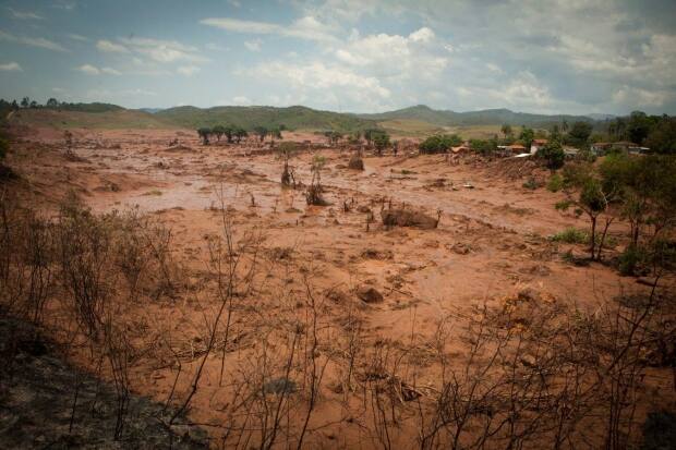 CIDADES . MARIANA , MG  Barragem de dejetos da empresa Samarco rompe e inundou de lama varios distritos de Mariana , interior de Minas Gerais . Estima-se que a lama invadiu mais de 60km . Ha mortos e desabrigados .