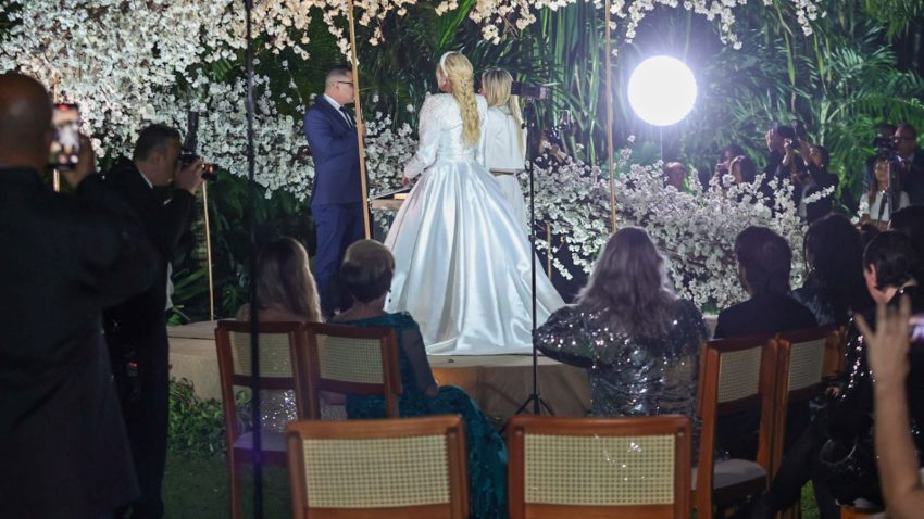 Monique Evans escolhe vestido de R$ 40 mil para se casar